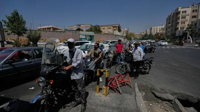 Sepeda motor dan mobil mengantre di luar sebuah SPBU di Teheran, Iran, Selasa (25/8/2026).