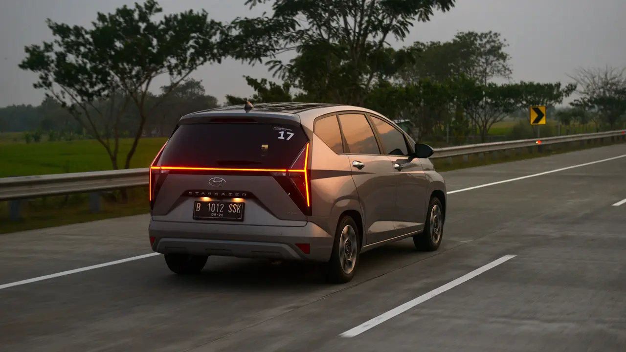 Hyundai Stargazer menjelang sore hari