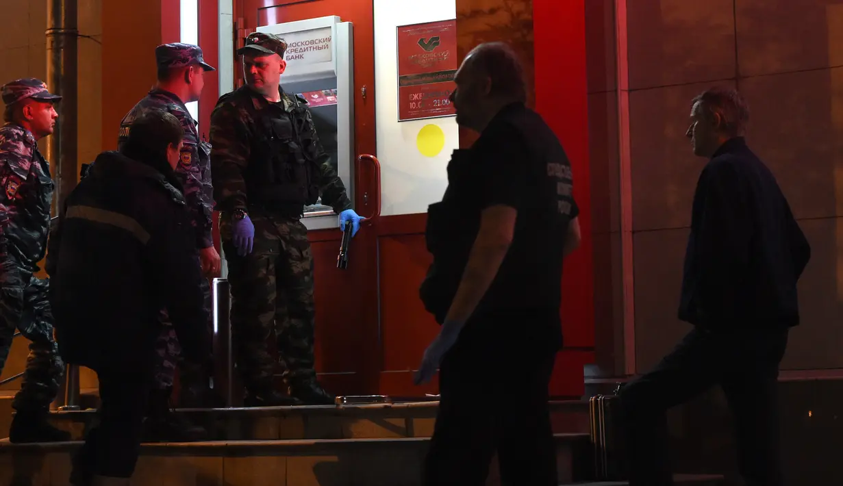 Sejumlah polisi Rusia mengamankan area lokasi penyanderaan di sebuah bank di timur Moskva, Rabu (18/5) malam. Sebelumnya, seorang pelaku membawa pistol mengancam mengaktifkan detonator bom jika tuntutan sejumlah uang tidak diberikan. (Vasily Maximov/AFP)