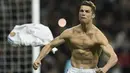 Striker Real Madrid, Cristiano Ronaldo, melakukan selebrasi pamer otot usai mencetak gol ke gawang Juventus pada laga Liga Champions di Stadion Santiago Bernabeu, Rabu (11/4/2018). Real Madrid takluk 1-3 dari Juventus. (AFP/Oscar Del Pozo)