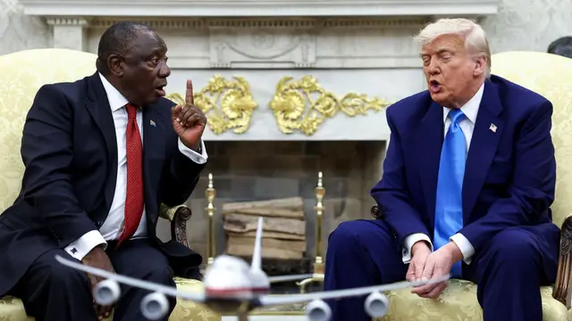 Presiden Donald Trump saat bertemu dengan Presiden Afrika Selatan Cyril Ramaphosa di Ruang Oval, Gedung Putih, Rabu, (21/5/2025).