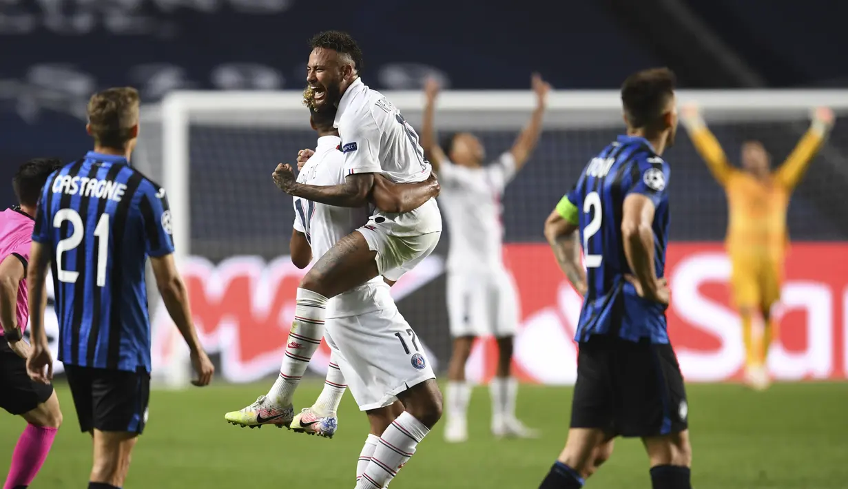 Pemain Paris Saint-Germain Neymar merayakan bersama rekan setimnya Eric Maxim Choupo-Moting usai timnya menang pada pertandingan perempat final Liga Champions di Luz Stadium, Lisbon, Portugal, Rabu (12/8/2020). Paris Saint-Germain menang 2-1. (David Ramos/Pool Photo via AP)