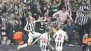 Pemain Newcastle United, Sean Longstaff, melakukan selebrasi setelah mencetak gol ke gawang Paris Saint-Germain pada matchday 2 Grup F Liga Champions 2023/2024 di St James Park, Kamis (5/10/2023). Kemenangan ini membawa Newcastle bertengger di puncak klasemen sementara Grup dengan F dengan empat poin. PSG tepat di bawahnya dengan tiga poin. (AP Photo/Scott Heppell)