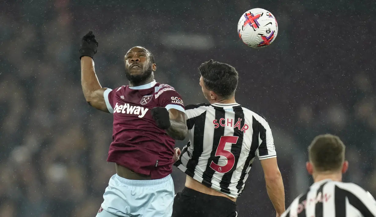 Pemain Newcastle United, Fabian Schaer, duel udara dengan pemain West Ham United, Michail Antonio, pada laga Liga Inggris di London Stadium, Kamis (06/04/2023). (AP Photo/Kirsty Wigglesworth)