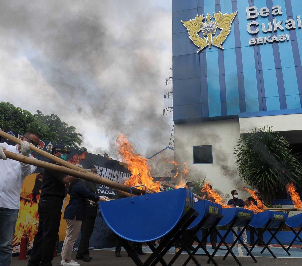 Direktorat Jenderal Bea Cukai (DJBC) Bekasi memusnahkan barang ilegal senilai miliaran rupiah di Kantor Bea Cuka Bekasi, Jawa Barat, Rabu (6/12/). Barang yang dimusnahkan adalah Barang yang Menjadi Milik Negara (BMN) berupa Barang Kena Cukai (BKC) Hasil T