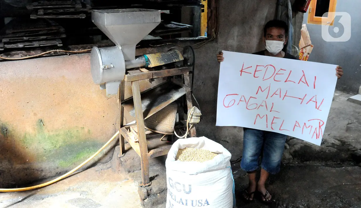 Perajin tempe melakukan aksi mogok produksi di Sentra Produksi Tempe Kelurahan Tugu, Cimanggis, Depok, Senin (21/02/2022).  Harga kedelai impor yang mencapai Rp1,1 juta/kwintal membuat ratusan perajin tahu-tempe di Jabodetabek menggelar mogok produksi tiga hari ke depan. (merdeka.com/Arie Basuki)