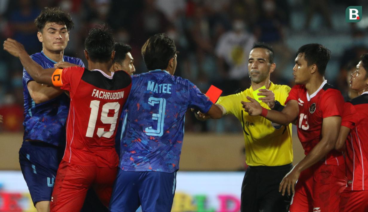 <p>Pelanggaran itu sempat membuat keributan antara kedua pemain. Wasit kemudian memberikan kartu merah kepada Rachmat Irianto dan Ricky Kambuaya. (Bola.com/Ikhwan Yanuar)</p>