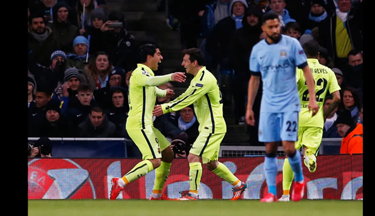 Penyerang Barcelona, Luis Suarez merayakan gol bersama Lionel Messi di laga 16 besar Liga Champions di Stadion Etihad, Manchester, Inggris  (24/2/2015). Barcelona unggul 2-0 atas Man City.(Reuters/Phil Noble)