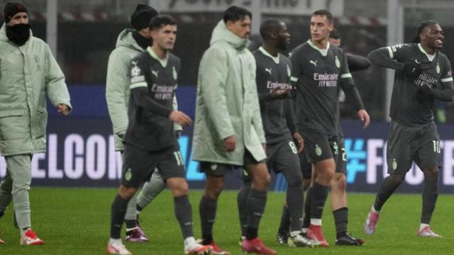 AC Milan Dapat Penolakan saat Tawaran Awal untuk Penyerang Feyenoord, Ini Alasannya