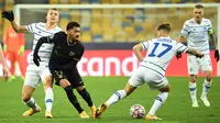 Gelandang Barcelona, Matheus Fernandes, berebut bola dengan gelandnag Dynamo Kiev, Bogdan Lednev, pada laga Liga Champions di Stadion NSK Olimpiyskiy, Rabu (25/11/2020) dini hari WIB. Barcelona menang 4-0 atas Dynamo Kiev. (AFP/Sergei Supinsky)