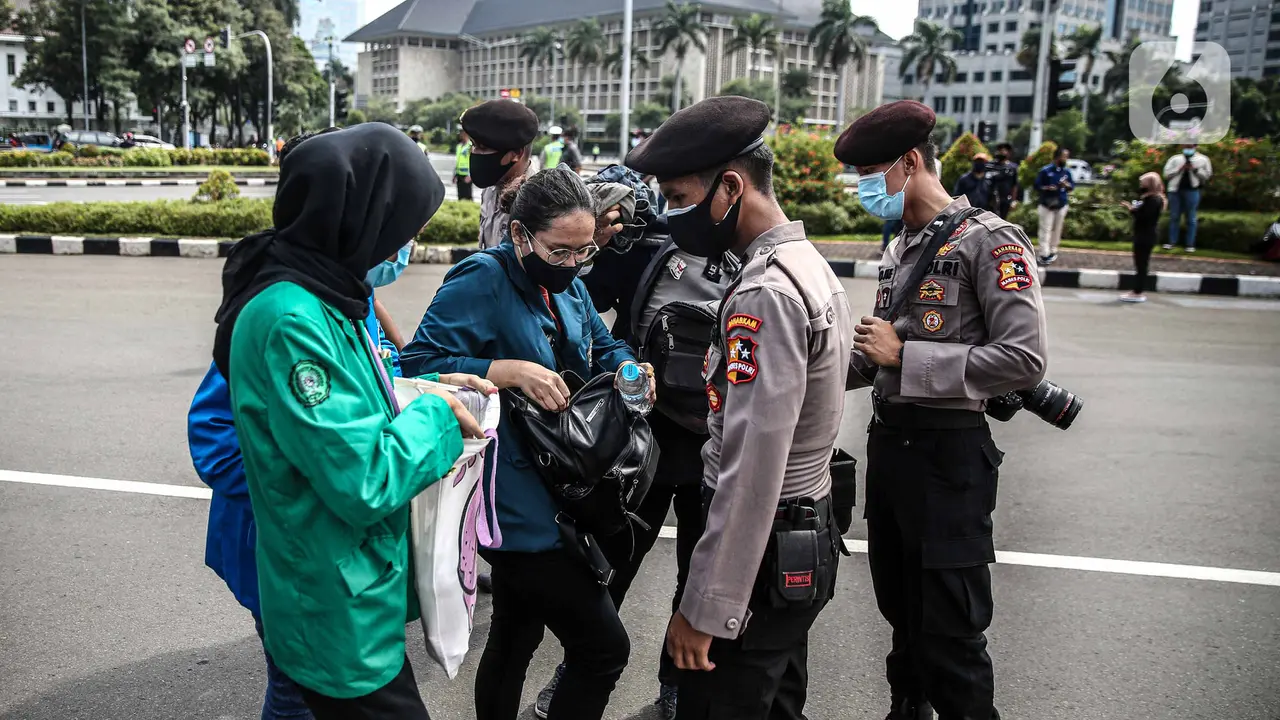 FOTO: Polisi Periksa Barang Bawaan Mahasiswa yang Demo di Patung Kuda