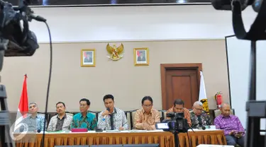 Anggota Dewan Energi Nasional (DEN) memaparkan hasil sidang ke 19 di Kementrian ESDM, Jakarta, Senin (14/11). Sidang tersebut membahas perkiraan pencapaian target energi baru terbarukan untuk tahun 2017. (Liputan6.com/Angga Yuniar)