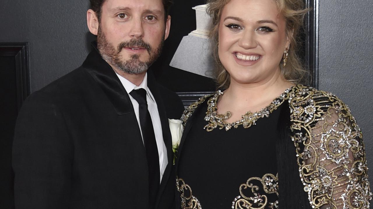 Kelly Clarkson dan Brandon Blackstock dalam 60th Grammy Awards. (Photo by Evan Agostini/Invision/AP, File)