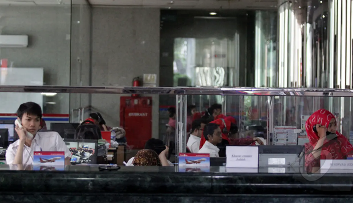 Petugas Lion Air menerima panggilan telepon di kantor pusat Lion Air, Jakarta, Senin (23/2/2015). Keadaan kantor pusat Lion Air terlihat kondusif usai insiden delay beberapa hari lalu. (Liputan6.com/Faizal Fanani)