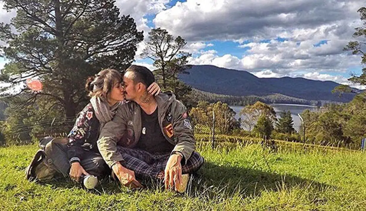 Berdasarkan Kapolres Jakarta Selatan, Kombes Pol Iwan Kurniawan, dikantornya, penangkapan pasangan suami istri ini berdasarkan pengembangan dari kasus sebelumnya. Dari info itu langsung menggeledah rumah yang bersangkutan. (Instagram/mieke_amalia)