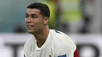 Penyerang Portugal #07 Cristiano Ronaldo bereaksi setelah timnya kalah atas Maroko pada pertandingan perempat final Piala Dunia 2022 kontra Maroko di Stadion Al-Thumama di Doha, Sabtu (9/12/2022). Cristiano Ronaldo tak kuasa menahan air mata seusai timnya dipastikan tersingkir dari Piala Dunia 2022 Qatar. (PATRICIA DE MELO MOREIRA / AFP)