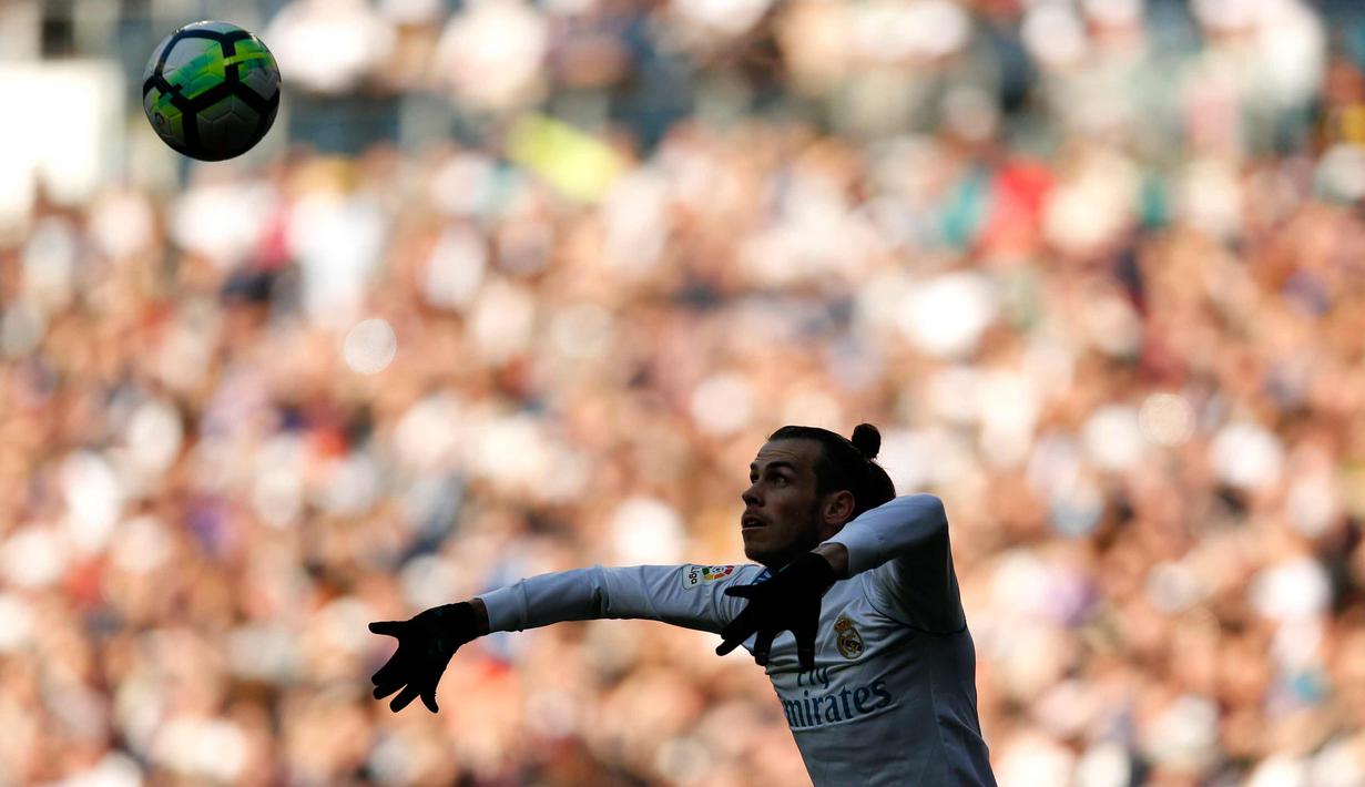 Penyerang Real Madrid, Gareth Bale berusaha mengontrol bola saat bertanding melawan Alaves pada pertandingan La Liga Spanyol di stadion Santiago Bernabeu (24/2). Madrid menang 4-0. (AP Photo/Francisco Seco)