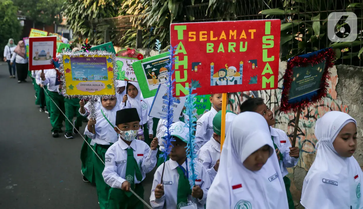 Seutas tali dipakai untuk mengamankan anak-anak agar tidak keluar dari barisan. (Liputan6.com/Faizal Fanani)