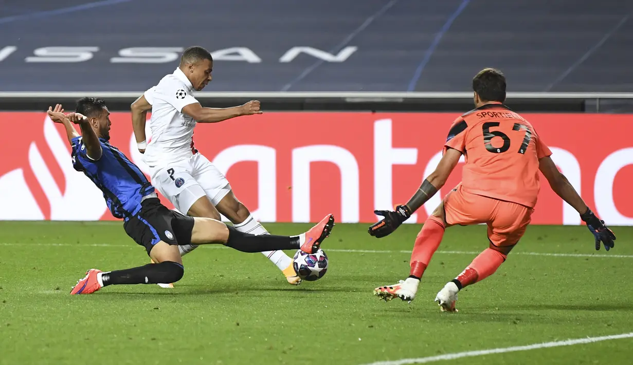 Pemain Paris Saint-Germain Kylian Mbappe (tengah) melakukan percobaan tendangan ke gawang Atalanta pada pertandingan perempat final Liga Champions di Luz Stadium, Lisbon, Portugal, Rabu (12/8/2020). Paris Saint-Germain menang 2-1. (David Ramos/Pool Photo via AP)
