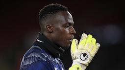 Edouard Mendy. Kiper asal Senegal ini telah membuat 16 kali clean sheet dalam 29 penampilannya bersama Chelsea di Premier League musim ini. Untuk urusan saves, sama seperti Ederson, ia juga tidak masuk dalam 10 besar. (AFP/Oli Scarff/Pool)