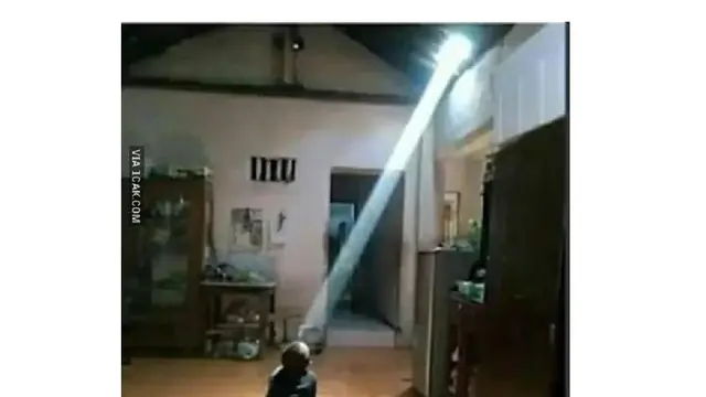 6 Momen Kena Cahaya Terang Ini Apes Banget, Bikin Senyum