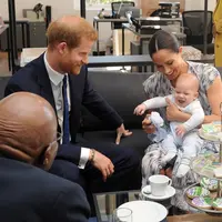 Meghan Markle, Pangeran Harry, dan Archie saat tur kerajaan di Afrika Selatan. (HENK KRUGER / POOL / AFP)
