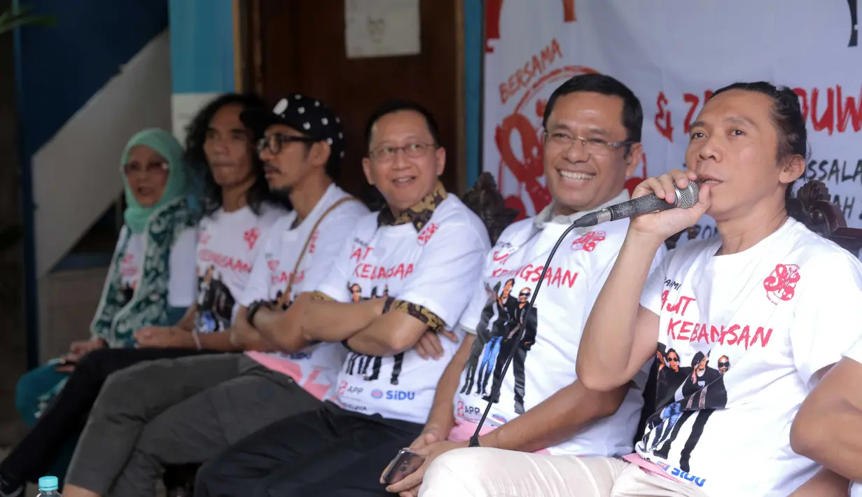 Selain itu, Slank juga bertujuan ingin menggandeng semua unsur dalam menghadapi  berbagai perbedaan dan berusaha untuk menjembatani. Tema Silaturahmi: Merajut Kebangsaan pun menjadi pilihannya. (Nurwahyunan/Bintang.com)