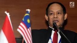 Chief Commissioner MACC, Datuk Sri Mohd Shukri bin Abdul memberi keterangan usai menandatangani perpanjangan MoU di gedung KPK, Jakarta, Senin (5/11). Perpanjangan MoU KPK dan MACC berkaitan dengan pemberantasan korupsi. (Merdeka.com/Dwi Narwoko)