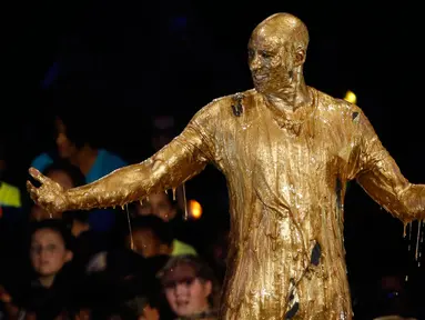 Mantan pemain basket NBA Kobe Bryant setelah menerima semprotan "slimed" saat dirinya menerima penghargaan "Legenda" Kids Choice Sport 2016 