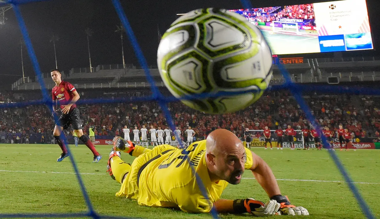 Kiper AC Milan, Pepe Reina melihat bola yang dilesakkan oleh gelandang Manchester United Ander Herrera saat adu penalti dalam International Champions Cup (ICC) 2018 di Carson, California, Amerika Serikat, Rabu (25/7). (AP Photo/Mark J. Terrill)