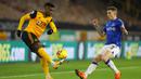 Bek Wolverhampton Wanderers, Nelson Semedo (kiri) mengontrol bola di depan bek Everton, Lucas Digne dalam laga lanjutan Liga Inggris 2020/21 di Molineux Stadium, Selasa (12/1/2021). Wolverhampton Wanderers kalah 1-2 dari Everton. (AFP/Richard Heathcote/Pool)