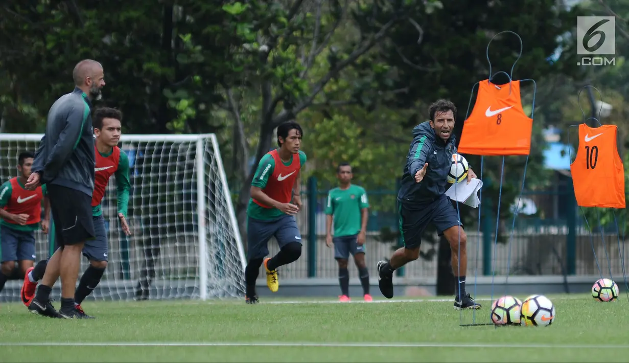 Pelatih Luis Milla (kanan) memimpin latihan Timnas Indonesia U-23 di Lapangan ABC Senayan, Jakarta, Selasa (20/2). Jelang berlaga di Asian Games 2018, pemain Timnas Indonesia U-23 kembali melakukan pemusatan latihan. (Liputan6.com/Helmi Fithriansyah)