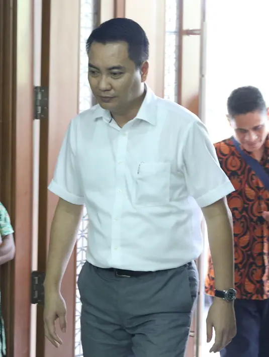 Terdakwa dugaan suap pengadaan satelit monitoring Bakamla, Fayakhun Andriadi jelang menjalani sidang tuntutan di Pengadilan Tipikor, Jakarta, Rabu (21/11). Fayakhun dihukum delapan tahun penjara, denda satu milyar rupiah. (Liputan6.com/Helmi Fithriansyah)