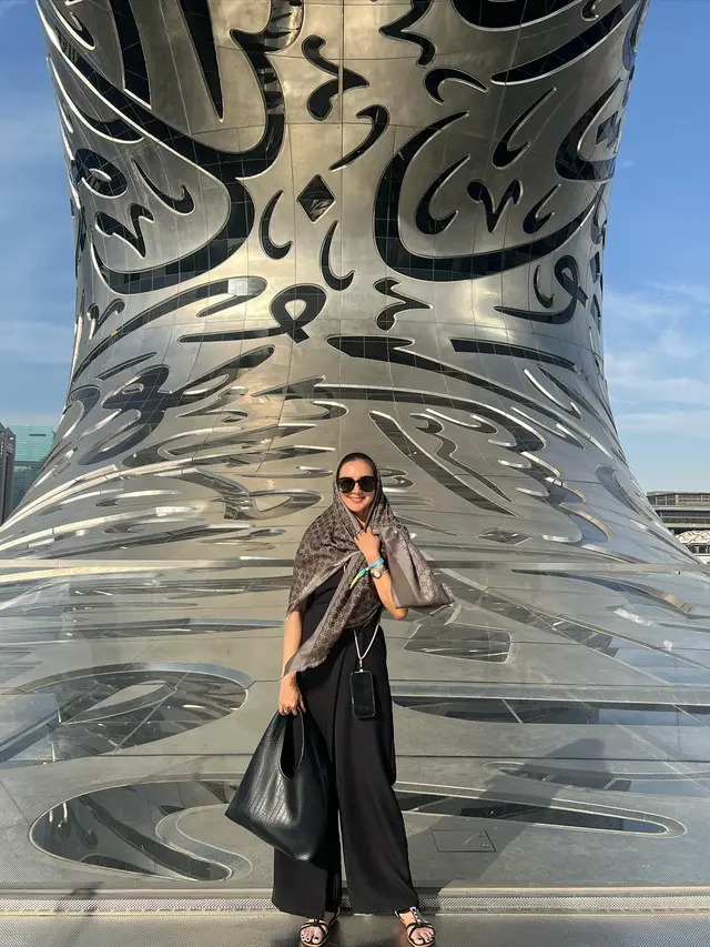 7 Potret Donna Agnesia Pakai Kaftan Waktu Liburan di Dubai Ini Curi Perhatian