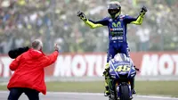 Pebalap Movistar Yamaha, Valentino Rossi, memilih tak mengganti ban basah di MotoGP Belanda karena alasan efisiensi waktu. (EPA/Vincent Jannink)