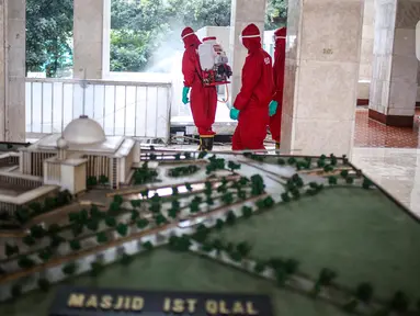 Dinas Penanggulangan Kebakaran dan Penyelamatan DKI melakukan penyemprotan disinfektan di Masjid Istiqlal, Jakarta, Rabu (3/6/2020). Langkah ini sebagai upaya preventif mendukung kebijakan pemerintah yang akan segera menerapkan kenormalan baru di tengah pandemi Covid-19. (Liputan6.com/Faizal Fanani)