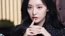 Di serial Queen of Tears, Kim Ji Won tampil dengan mata shimmery, seamless liner, dan lip tint berry [@geewoni]