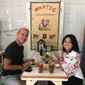 Nirina Zubir dan Ernest Fardiyan Syarif asyik makan di warteg di kawasan Kota, Jakarta Barat (Dok.Instagram/@nirinazubir_/https://www.instagram.com/p/B3oLE78g0_6/Komarudin)