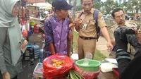Bambang saat mendapat pemeriksaan petugas. (Liputan6.com/Muslim AR)
