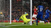 Pemain Arsenal Laurent Koscielny berhasil memasukan bola ke gawang kiper Everton, Jordan Pickford saat pertandingan Liga Inggris di Stadion Emirates, London (3/2). The Gunners menang telak 5-1 atas Everton. (AP Photo / Alastair Grant)