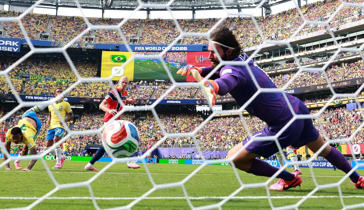 Pemain Nowegia Erling Haaland mencetak gol pertama timnya selama pertandingan babak 16 besar Piala Dunia FIFA 2026 antara Brasil dan Norwegia di Stadion New York New Jersey, Minggu, 5 Juli 2026. (AFP/ Getty Images/ Elsa)