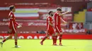 Pemain Liverpool meninggalkan lapangan pada laga melawan Newcastle United pada pertandingan Liga Inggris di Stadion Anfield, Liverpool, Inggris, Sabtu (24/4/2021). Pertandingan berakhir imbang 1-1. (David Klein, Pool via AP)