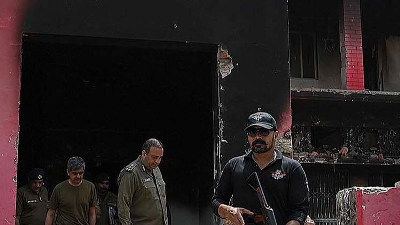 FOTO: Mencekam, Massa Muslim di Pakistan Mengamuk Bakar Sejumlah Gereja Dipicu Tuduhan Penistaan Alquran