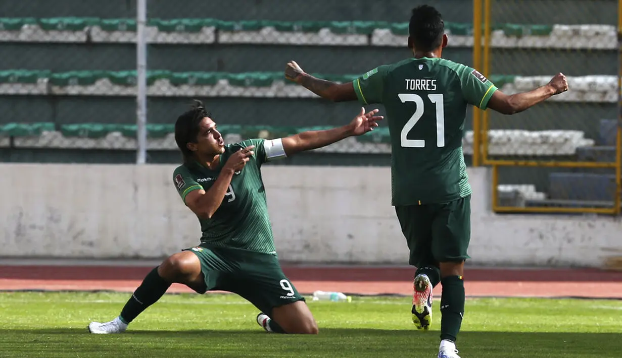 Pemain Bolivia Marcelo Martins (kiri) melakukan selebrasi usai mencetak gol ke gawang Argentina pada pertandingan kualifikasi Piala Dunia 2022 di La Paz, Bolivia, Selasa (13/10/2020). Argentina menundukkan Bolivia 2-1. (Martin Alipaz/Pool via AP)