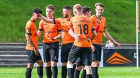 Pemain KMSK Deinze merayakan gol ketiga timnya yang dicetak oleh Marselino Ferdinan (kiri) saat laga lanjutan Divisi 2 Belgia 2022/2023 melawan Virton di Stadion Burgemeester Van De Wiele, Sabtu (22/04/2023) malam WIB. Melalui gol perdana Marselino, KMSK Deinze berhasil menang dengan skor 3-1. (Twitter/@KMSKDeinze)
