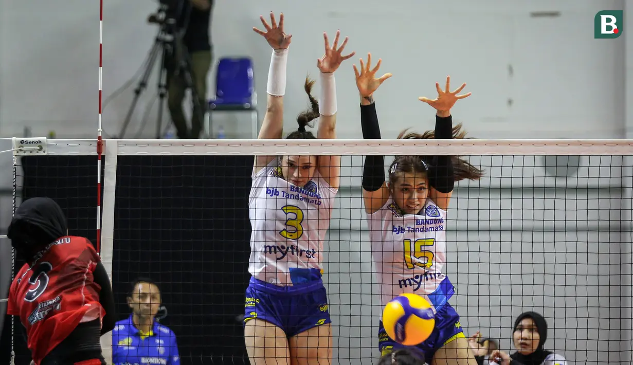 Pemain Bandung Bjb Tandamata, Yolla Yuliana (kanan) dan Nikoleta Perovic memblok bola dalam laga final four PLN Mobile Proliga 2022 melawan Jakarta Pertamina Fastron di Padepokan Bola Voli Sentul, Minggu (20/03/2022). Bandung Bjb menang 3-0 (25-15, 25-17, 25-17). (Bola.com/Bagaskara Lazuardi)