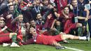 Pemain Timnas Portugal, Cristiano Ronaldo (tengah) merayakan kemenangan bersama timnya dalam laga final Euro 2016 melawan Prancis di Stade de France, Saint-Denis, Paris, 10 Juli 2016. (AP Photo/Martin Meissner)