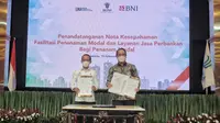 Direktur Utama BNI Royke Tumilaar (kanan) dan Kepala BKPM Bahlil Lahadalia (kiri) menandatangani Nota Kesepahaman (MoU) tentang Fasilitasi Penanaman Modal dan Layanan Jasa Perbankan bagi Penanam Modal di Jakarta, Senin (15 Februari 2021). Dok  BNI
