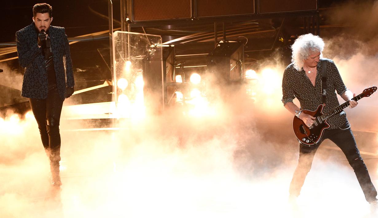 Adam Lambert dan Brian May dari band Queen tampil membuka perhelatan Oscar 2019 di Dolby Theatre, Los Angeles, Minggu (24/2). Penampilan Queen diiringin video Freddy Mercury yang ditampilkan lewat layar besar di atas panggung. (Chris Pizzello/Invision/AP)