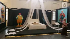 Pengunjung melihat karya seni dalam Pameran Jakarta Provoke di Gedung Pos Bloc, Jakarta, Minggu (16/6/2024). (Liputan6.com/Herman Zakharia)